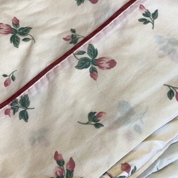 FINAL SALE PRICE 2 Pc Full Size Floral Sheets w/Piped Border - Picture 2 of 4